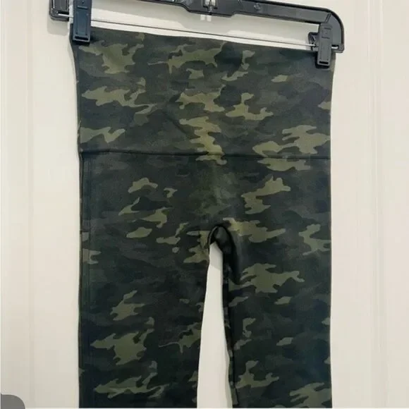 Spanx Women's Look at Me Now Seamless Leggings Camo Print Sz. Large 25" Inseam - Picture 8 of 14